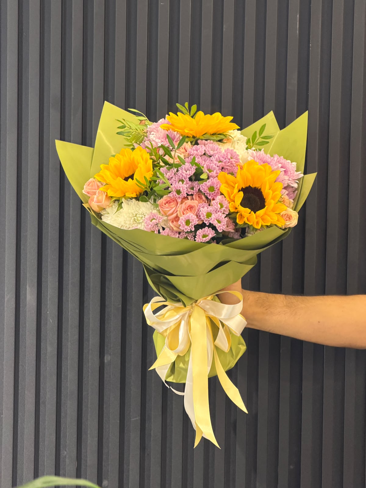 Flowers for a Downtown Dubai Hotel Room: What to Order and When