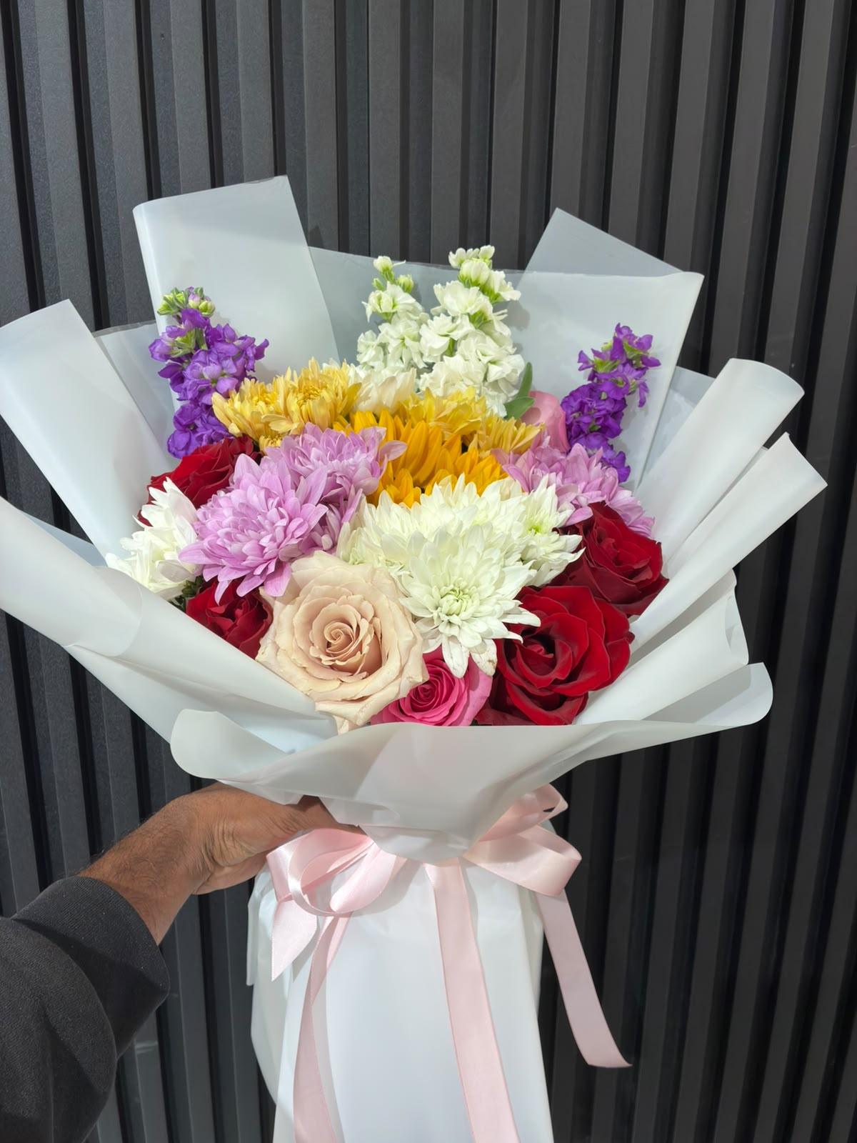 What Flowers to Send for a Housewarming in Dubai — Palm Jumeirah, Emirates Hills and Beyond